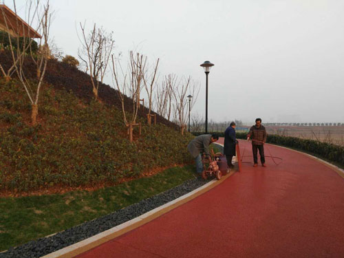 環(huán)城水系繞道透水地坪路面施工現(xiàn)場(chǎng)